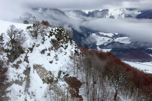 Spanien, Navarra, Roncal-Tal, Nebel in den Bergen - DSGF000660