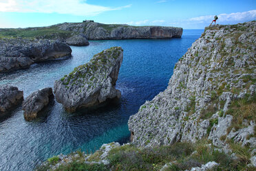 Spanien, Asturien, Bucht San Antonio mit Einsiedelei von Llanes im Hintergrund - DSGF000665