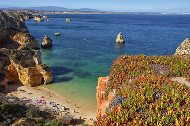 Portugal, Algarve, Felsen vor dem Strand - DSGF000661