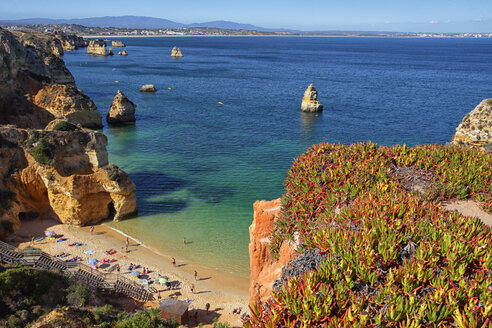 Portugal, Algarve, Felsen vor dem Strand - DSGF000661