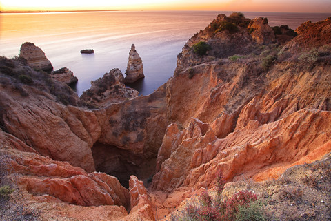 Portugal, Algarve, Felsformationen an der Küste, lizenzfreies Stockfoto