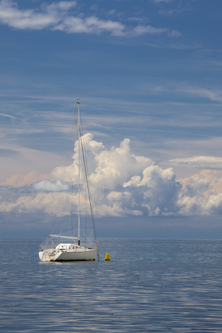 Slowenien, Istrien, Koper, Boot auf dem Adriatischen Meer, lizenzfreies Stockfoto