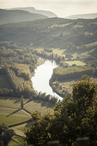 Frankreich, Savoyen, Jongieux, Rhonetal und Rhone im Spätsommer, lizenzfreies Stockfoto