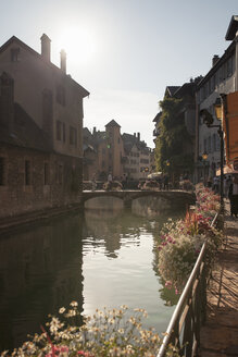 Frankreich, Savoyen, Annecy, Historisches Stadtzentrum, Fluss Thiou und Brücke - SBDF001318