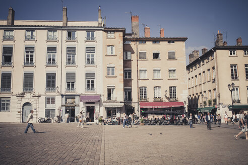 Frankreich, Departement Rhone, Lyon, Historisches Stadtzentrum, Häuserzeile und Straßencafés - SBDF001325