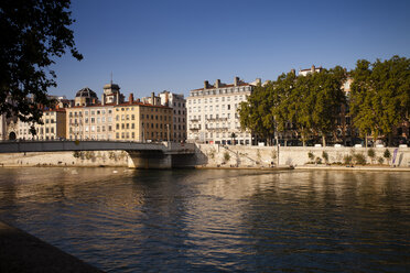 Frankreich, Departement Rhone, Lyon, Gebäude an der Saone - SBDF001294