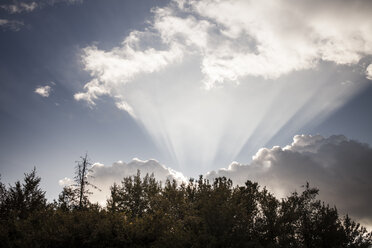 Frankreich, Departement Savoyen, Jongieux, Wolkenformation mit Sonnenstrahlen - SBDF001326