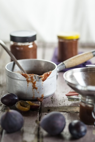 Kasserolle mit Pflaumen-Feigen-Konfitüre, lizenzfreies Stockfoto