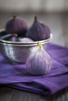 Metal bowl of figs on cloth - SBDF001302