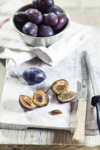 Entsteinen von Pflaumen für die Herstellung von Marmelade, lizenzfreies Stockfoto