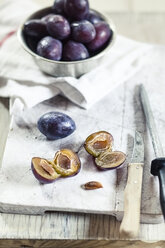 Pitting plums for making jam - SBDF001304