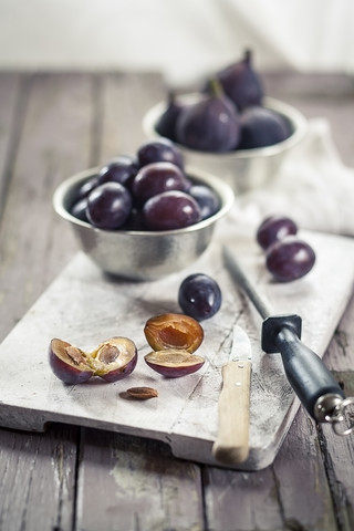 Entsteinen von Pflaumen für die Herstellung von Marmelade, lizenzfreies Stockfoto