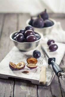 Entsteinen von Pflaumen für die Herstellung von Marmelade - SBDF001310