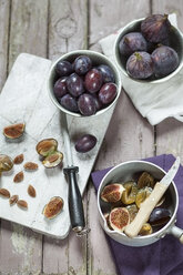 Preparing plums and figs for making jam - SBDF001311