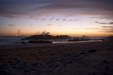 Südafrika, Kapstadt, Blaauwberg Beach in der Abenddämmerung - ZEF001179