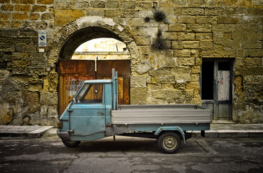 Italien, Apulien, Leccei, parkende Piaggio Ape vor einer Hausfassade - DIKF000120