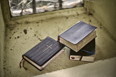 Bibeln in einer alten Kapelle auf der Fensterbank - DIKF000118