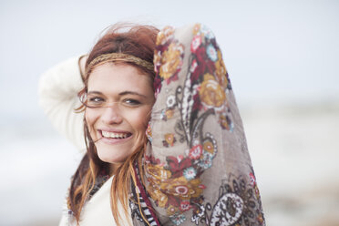 Porträt einer glücklichen jungen Frau, die ein Tuch hält - ZEF001221