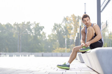 Jogger doing up his shoelace - MAD000057