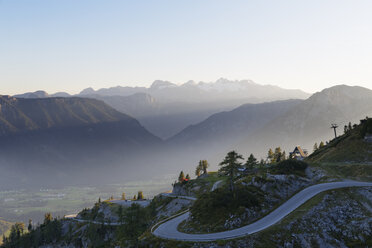 Österreich, Steiermark, Salzkammergut, Loser-Bergstraße mit Dachsteingebirge im Hintergrund - SIEF006063