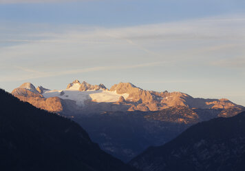 Österreich, Steiermark, Salzkammergut, Dachsteingebirge im Morgenlicht, Blick vom Tressenstein - SIEF006064