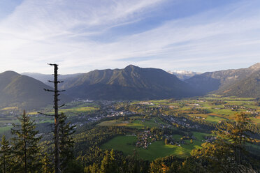 Österreich, Steiermark, Salzkammergut, Blick von Tressenstein nach Bad Aussee - SIEF006065