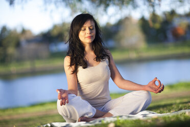 Junge Frau macht Yoga-Übungen in einem Park - ZEF001223