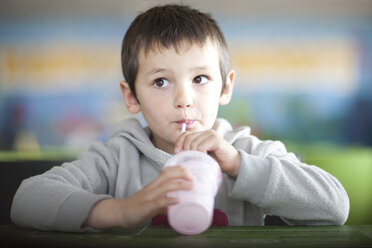Porträt eines Jungen, der in einem Café einen Milchshake trinkt - ZEF001253