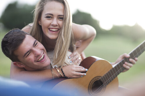 Porträt eines glücklichen Teenagerpaares mit Gitarre - ZEF001289