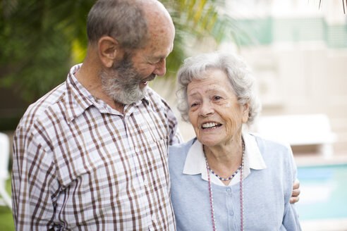 Glückliches älteres Ehepaar in einem Altersheim - ZEF001291