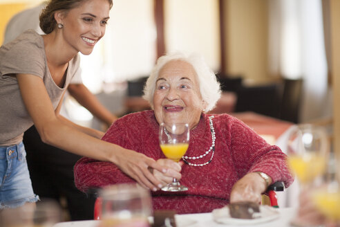 Ältere Frau und Krankenschwester in einem Altersheim - ZEF001317