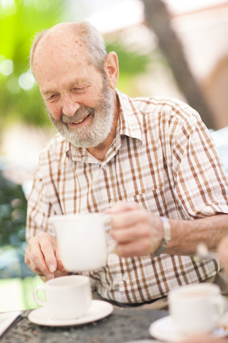 Älterer Mann trinkt eine Tasse Kaffee, lizenzfreies Stockfoto