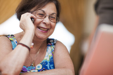 Lächelnde ältere Frau am Mobiltelefon - ZEF001323