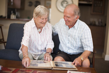 Seniorenpaar mit Fotoalbum - ZEF001311