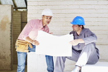 Construction worker and foreman dicussing building plan - ZEF001841