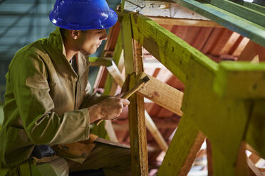 Bauarbeiter arbeitet an Dachbalken - ZEF001845