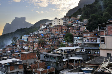 Brasilien, Rio de Janeiro, Ansicht der Favela Rocinha - FLK000515