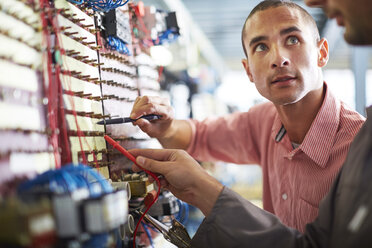 Zwei Elektriker bei der Arbeit - ZEF001859