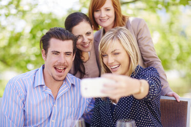 Glückliche Freunde machen ein Selfie im Freien - ZEF001485