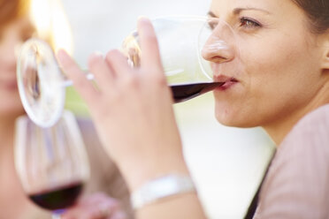 Frau trinkt ein Glas Rotwein - ZEF001487