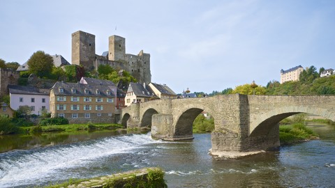 Deutschland, Hessen, Runkel, Schloss Runkel, Lahnbrücke, Lahn, lizenzfreies Stockfoto