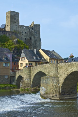 Deutschland, Hessen, Runkel, Schloss Runkel, Lahnbrücke, Lahn, lizenzfreies Stockfoto