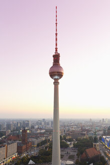 Deutschland, Berlin, Berliner Fernsehturm und Stadtbild im Abendlicht - MSF004311