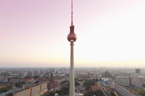 Deutschland, Berlin, Berliner Fernsehturm und Stadtbild im Abendlicht, lizenzfreies Stockfoto