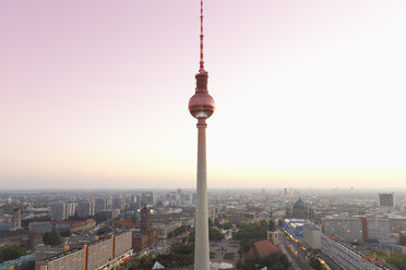 Deutschland, Berlin, Berliner Fernsehturm und Stadtbild im Abendlicht - MSF004312