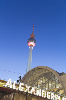 Deutschland, Berlin, Berliner Fernsehturm und Bahnhof Alexanderplatz - MSF004314