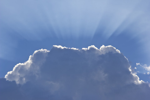 Deutschland, Bayern, Ergolding, Wolken und Sonnenstrahlen, lizenzfreies Stockfoto