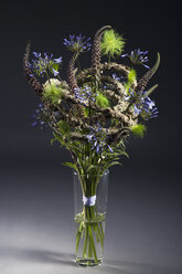 Blumenstrauß mit schwarzem Moos, Agapanthus, Allium, Digitalis parviflora - NN000185