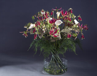 Blumenstrauß mit Lotusblättern, Allium, Spargel, sizilianische Honiglilie, Zantedeschia, Gloriosa Rothschildiana - NN000187