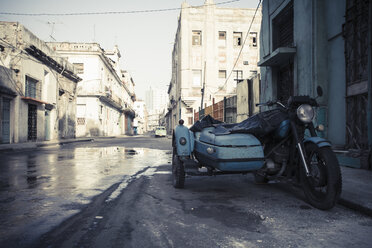Kuba, Parken einer alten Motorradkombination auf einer Straße - NN000037
